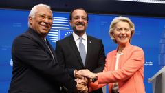 El presidente de Chipre, Nikos Christodoulides, junto a Ant�nio Costa y Ursula Von der Leyen.