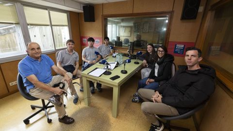 Sof�a Vittone y Fran Carbone (a la derecha de la imagen) durante su participaci�n en el espacio radiof�nico �Voces do Agro�, esta semana