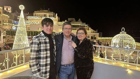 Ricardo Chamorro, en el centro, junto a su hijo y su esposa.