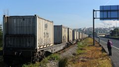 Un tren de mercanc�as accediendo al muelle interior