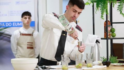 Un alumno de la Escuela de Especialidades Fundamentales de la Estaci�n Naval de A Gra�a, de Ferrol, preparaba ayer su versi�n del cl�sico mojito