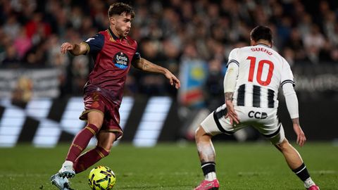 Altimira conduciendo el bal�n ante la defensa de Suero