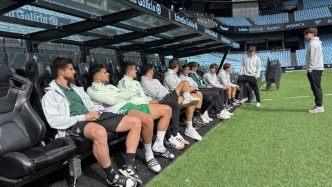 Zalaya, el primero por la izquierda, en el banquillo de Balados.