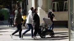 Los gallegos siguen usando la mascarilla por la calle, pese a que ya no es obligatoria