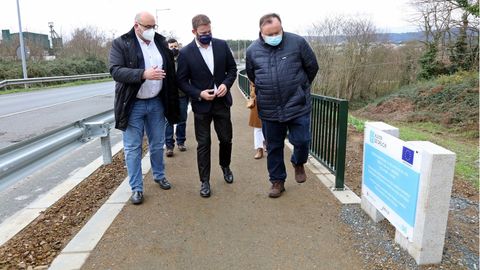 El alcalde de Valdovi�o, Alberto Gonz�lez, acompa�� al delegado de la Xunta en una visita al nuevo paseo