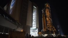 Imagen del cohete asegurado en la plataforma de lanzamiento mientras sale de la zona de ensamblaje