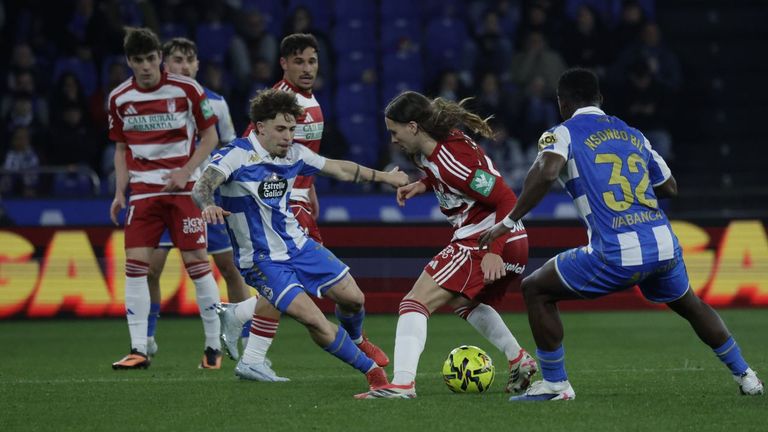 Mario Soriano trata de hacerse con la pelota en un lance del partido del Deportivo con el Granada. 