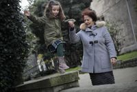 �ngela cuida en A Coru�a de su nieta Carmen, de 5 a�os, y pasa con ella unas seis horas cada d�a. 