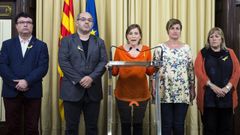La entonces presidenta del Parlament de Catalu�a, Carme Forcadell (centro) , en octubre del 2017, acompa�ada de los miembros de la Mesa, Joan Josep Nuet (izquierda) Lluis Guin� (segundo por la izquierda), Anna Sim� (segunda por la derecha) y Ramona Barrufet (derecha). 
