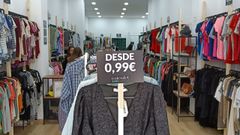 Interior de una de las tiendas de Micolet, un negocio de ropa de segunda mano que llega a Asturias.