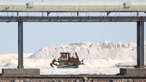 Maquinaria trabajando en una planta de litio en Colcha K (Bolivia).