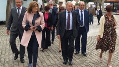 Tom�, antes del pleno de investidura, con su mujer (a la izquierda) y los concejales del grupo de gobierno 