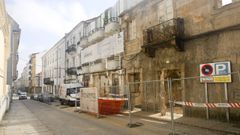 De derecha a izquierda, el 179, el 177 y el 175 de la calle del Sol. La fachada de este �ltimo, pegado al antiguo hospicio, fue reformada por Rodolfo Ucha en el a�o 1925