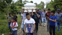 Un ni�o porta una foto de la ni�a guatemalteca de siete a�os Jakelin Call, fallecida mientras estaba custodiada por agentes de fronteras de EE.UU. 