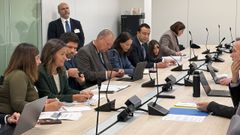 Marta Villaverde (segunda por la izquierda), con dirigentes de otras seis entidades, present� en Bruselas a miembros de la DG Mare el dec�logo de la Conferencia de Regiones Perif�ricas Mar�timas para la reforma de la pol�tica pesquera com�n.