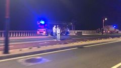 Los bomberos, la pasada medianoche en la zona de Os Pelamios para rescatar al jugador, que se cayó desde el paseo marítimo.