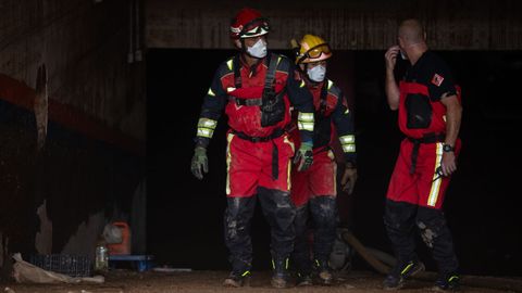 Bomberos en un garaje de Alfafar