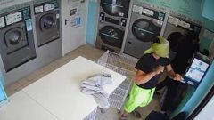 Los asaltantes, en plena faena, ocultaron sus rostros de las c�maras del establecimiento