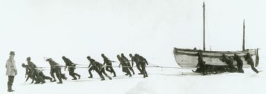 <span lang= es-es >Prisi�n blanca</span>. El �Endurance�, atrapado en el hielo del mar de Weddell, en la Ant�rtida. Traslado del �James Caird� a una zona m�s segura. La tripulaci�n despide a Shackleton, que parte de Isla Elefante en el �James Caird� en busca de ayuda, el 24 de abril de 1916. 