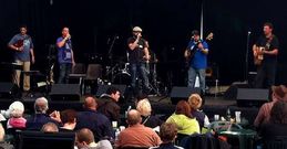 K�rkennai, un dos grupos galegos presentes en Lorient, durante a s�a actuaci�n no festival.