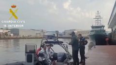 Rescatadas dos personas a bordo de un velero que se hundi� en Cangas.