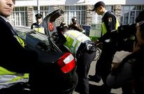 Agentes de la polica se incautaron de gran cantidad de documentos en el consistorio de Castro.