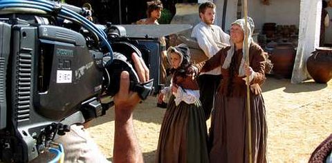 <span lang= es-es >Breve aparici�n en la serie</span>. La propia escritora tiene un peque�o papel en la serie, en el que da vida a una mujer ciega. �Me hizo mucha ilusi�n salir, me lo pas� muy bien�, agradece Elvira.