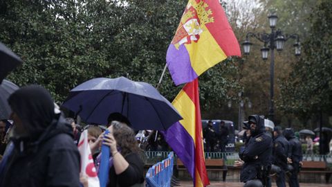 Manifestantes en la protesta republicana y en defensa del pueblo palestino organizada en la plaza de la Escandalera durante la entrega de los Premios Princesa de Asturias 2023.