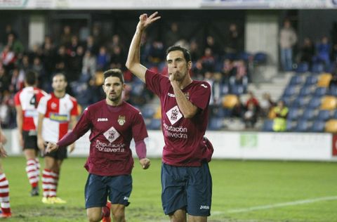 Capi, autor de un gol ante el Berganti�os, ya hab�a marcado antes al Arousa a la salida de un c�rner. 