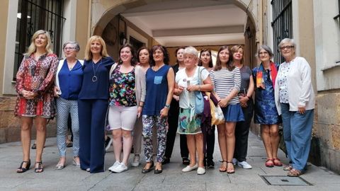 Marisa Ponga y Ana Taboada, con las representantes de colectivos feministas de Oviedo 