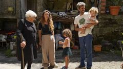 Alexandra Sole junto a dos de sus hijos, su pareja y una de sus vecinas