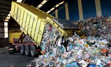 Descarga de un cami�n de basura para su tratamiento en la planta de Sogama (Cerceda).