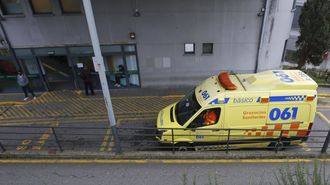 Una ambulancia accediendo al hospital, en una imagen de archivo.