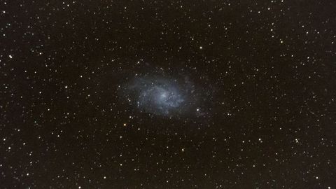 Galaxia del Tringulo (M33)
La galaxia del Tringulo se encuentra a una distancia de 2,8 millones de aos luz en la constelacin del Tringulo. Es la segunda galaxia espiral ms cercana a la Va Lctea y la galaxia espiral ms pequea del Grupo Local de Galaxias. En el catlogo Messier es denominada M33 y tiene una magnitud aparente de 5,72.
La foto est obtenida con una cmara cmara Nikon D500, 30 segundos a Iso 6400 con telescopio Skywatcher 80x400 ED Triplet Apo, sobre montura Orin Athlas.