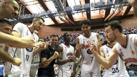 Los jugadores del Obradoiro, tras la victoria lograda ante el Estudiantes en Sar