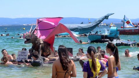 Festa da Dorna: Rejata de Embarcasi�ns feitas a machada e pan de millo na playa de Coroso