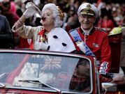 Grandes aplausos se llev� la reina de Inglaterra (izda.) y los locos a�os sesenta, segundo premio (dcha.)