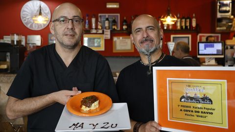 Santiago Castro y Aser González, en el restaurante A Cova do Savio, con el pincho que ganó el premio popular del concurso Barbadás a Bocados.