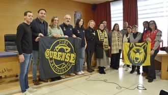 Foto de grupo en un acto en el campus de Ourense con representantes de la UVigo, Diputacin, COB, Cruz Roja, Fundacin San Rosendo, Centro de Educacin Especial Mio, Centro de Educacin Especial O Pino, Fundacin Menios y Asociacin de Persoas Xordas de Ourense.
