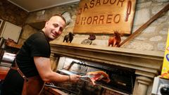 Sergio Creo, en la parrilla del asador H�rreo.