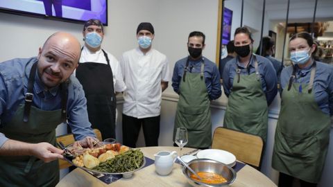 Daniel Mario, a la izquierda en la foto, cocinero de Ajetreo