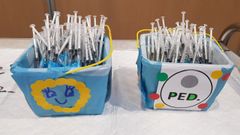Cubos para las jeringuillas de la vacunaci�n infantil decorados por las enfermeras del Ifevi de Vigo