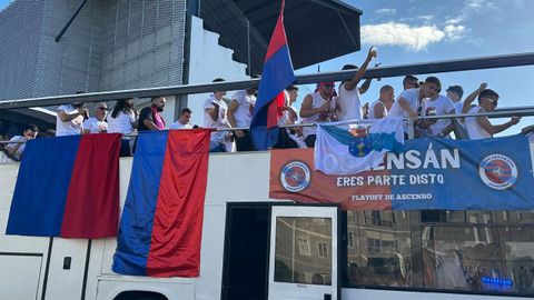 Salida del autob�s descapotable de O Couto con el equipo de la UD Ourense para la ruta de celebraci�n del ascenso.