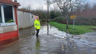 En Agronovo, Extramundi (Padr�n)�varias casas se quedaron aisladas por el agua