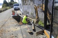 Trabajos de reparaci�n de la aver�a en la calle Real Alta de A Gra�a. 