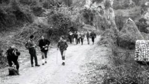 Algunos de los integran del grupo de montaa de San Claudio, durante una salida a las cumbreas asturianas