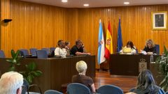 Los esca�os de los concejales de UxC, vac�os.