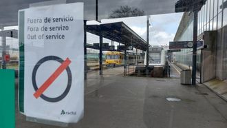 Estaci�n de tren de Guixar, en Vigo, en la que anuncian el cierre del servicio