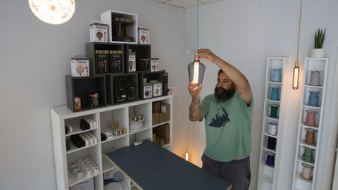 Néstor Rodríguez, emprendedor lucense, en su tienda de iluminación