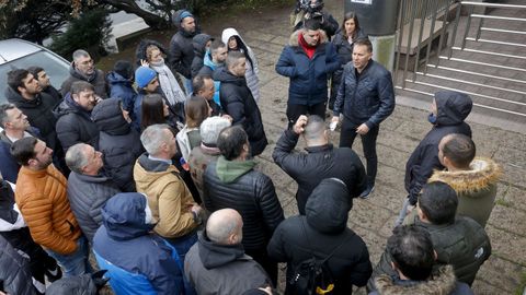 Trabajadores de las concesionarias de limpieza viaria y recogida de basura de A Coruña reciben en la calle al secretario general del STL, Miguel Ángel Sánchez, a su salida del juzgado tras ser detenido en febrero del 2023